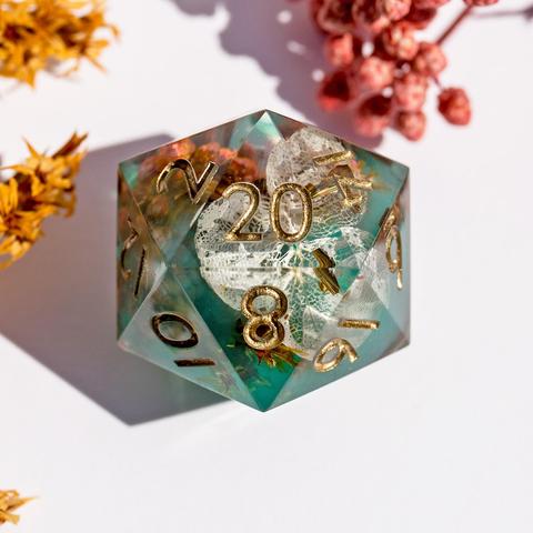 Detailaufnahme des D20 mit einigen Blüten im Hintergrund.