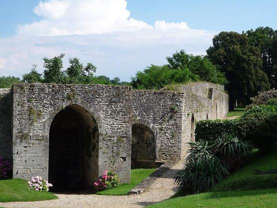 Remparts et restes du château à #Septème (#Isère) Construction XIIIe siècle, XIVe siècle. Remparts, restes du château et du chemin de ronde de l'ancienne ville : classement par arrêté du 12 février 1942.
Suite 👉 https://monumentum.fr/monument-historique/pa00117287/septeme-remparts-et-restes-du-chateau
#Patrimoine #MonumentHistorique
Photo CC-BY-SA 4.0 : Groumfy69
