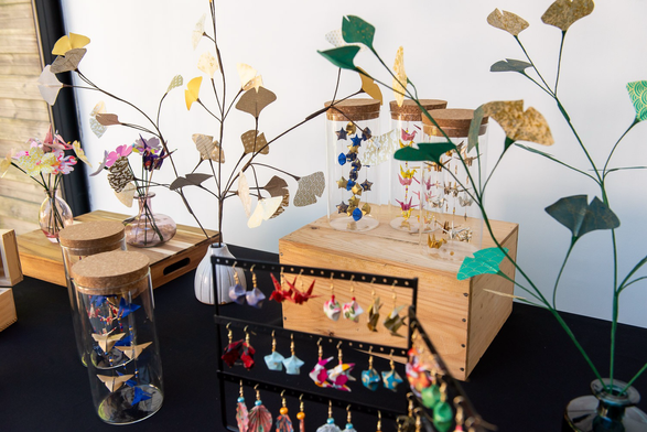 Zoom sur la table : boucles d’oreilles et fleurs en origami