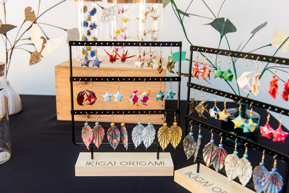 Boucles d’oreilles en origami sur supports