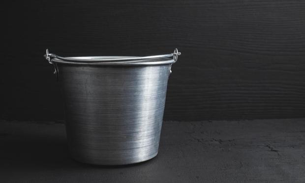 Un cubo de metal. (Getty Images/500px)