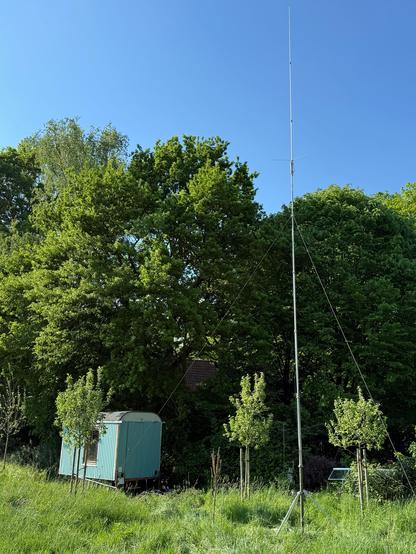 ein bauwagen davor eine 10m mast und eine 5m antenne