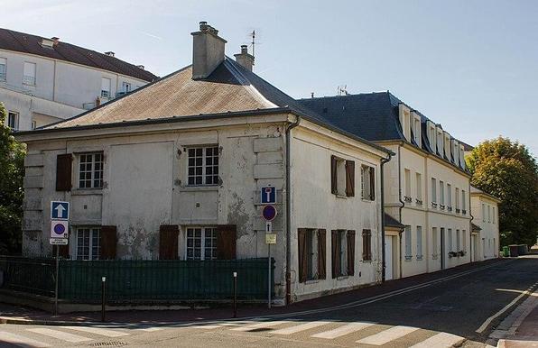 Pavillons de garde (deux) à #Eaubonne (#ValDOise) Construction 3e quart XVIIIe siècle. Pavillons de garde (deux) : inscription par arrêté du 11 juillet 1942.
Suite 👉 https://monumentum.fr/monument-historique/pa00080044/eaubonne-pavillons-de-garde-deux
#Patrimoine #MonumentHistorique
Photo CC-BY-SA 4.0 : BastienM