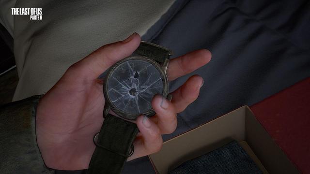 Escena del videojuego The last of us, donde Ellie recibe el paquete de objetos que Joel llevaba al momento de su muerte. La mano de Ellie sostiene el reloj, ahora con el cristal de la carátula totalmente roto.