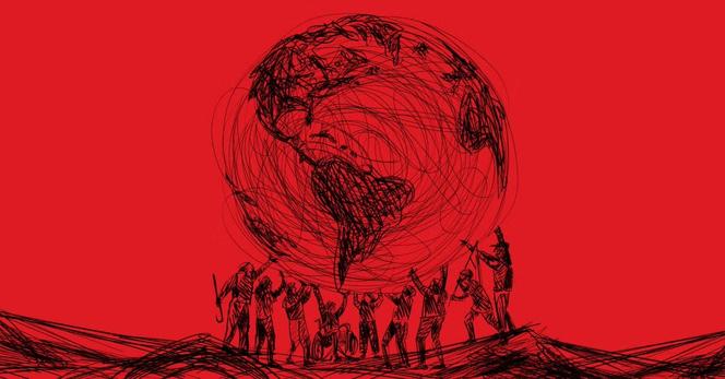 um pano de fundo vermelho caótico com um grande contorno preto rabiscado do globo (com foco nas Américas) sendo levantado por um grupo diversificado de trabalhadores em silhueta. As figuras são desenhadas em linhas enérgicas e expressivas - algumas levantando os punhos, outras com ferramentas ou bengalas, uma em uma cadeira de rodas - simbolizando o poder coletivo, a unidade e a resistência.