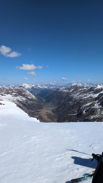 Looking down to the Dischmatal. A snow covered ridge in the foreground. Very blue sky with some tiny cumulus.