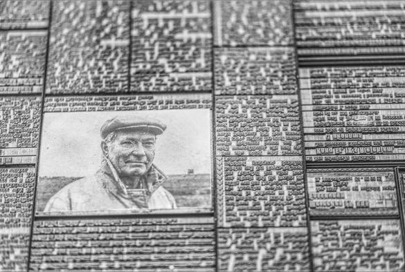 Original Druckplatte einer Zeitung. Mit handgesetzten Buchstaben auf der Druckertrommel.