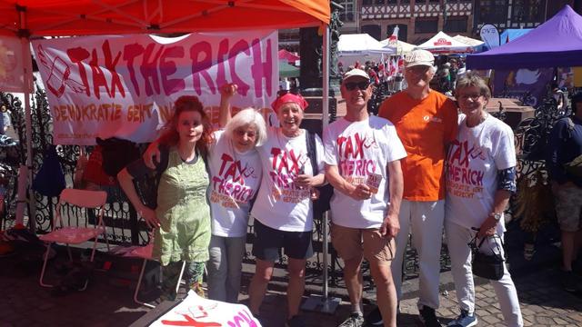 Sechs Personen sammeln Unterschriften für tax the rich am Attac-Stand auf dem Römer.