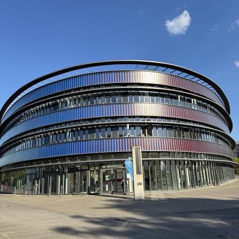Haupteingang des Neues Gymnasiums Bochum mit MNU-Dropflag