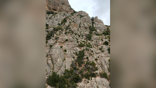 Imatge del rescat de l'excursionista ferida en una ruta a Collbató (Bombers)