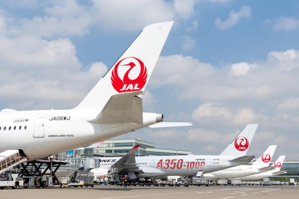 JALの最新鋭機A350-1000が生まれ故郷のフランス・パリ路線へ本日投入。4機並びのレアな姿も！ - トラベル Watch