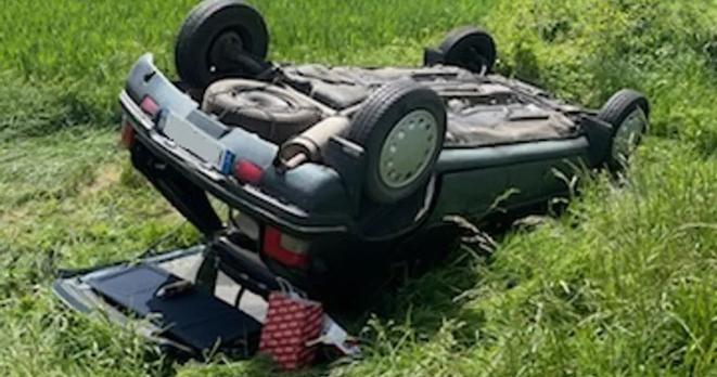 La Peugeot a effectué plusieurs tonneaux avant de s’immobiliser à l’envers.