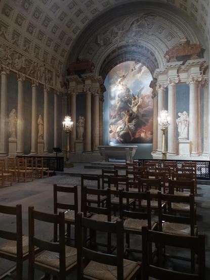 Une chapelle à voûte en berceau, avec un décor entièrement peint : sous la voute, des caissons, sur les côtés, des portiques ioniques.