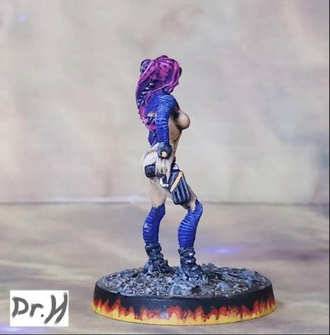 Right side of the Szalamandra pilot miniature.