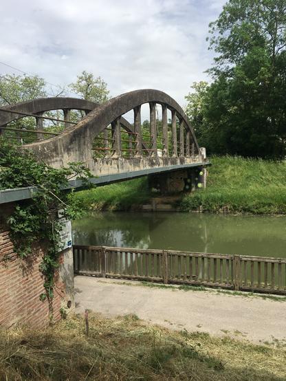 Un pont béton au-dessus du Canal Latéral à la Garonne.