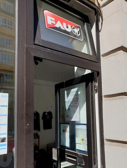 Eingangstüre des Ladenlokales der FAU München in der Gabelsbergerstraße 44