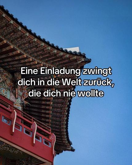 An image features a traditional architectural structure with elaborate details, including a curved roof, vibrant colors, and ornamental designs. The background is a clear blue sky, and there is text overlay in German, reflecting a contemplative message about returning to a world that