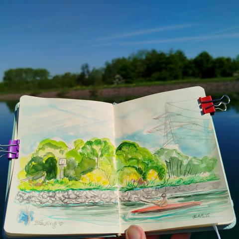Doppelseite im Skizzenbuch mit Kajaker im Kanal, Bäumen und Strommast.