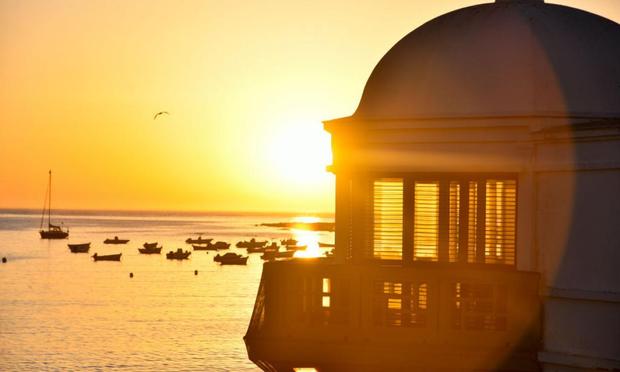 Puesta de sol en una playa de Cádiz (Getty Images)