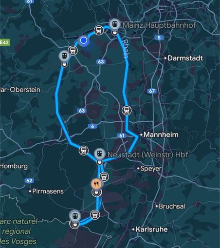 Eine Karte zeigt eine Rundreise per Zug durch Südwestdeutschland und Wissembourg im Elsass, markiert mit Zug-Icons und einem Essensstopp.
