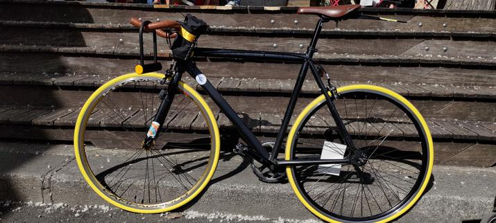 Vélo type single avec pneus jaunes