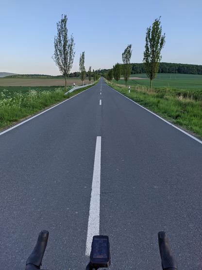 Eine langgezogene Landstraße, die leicht bergauf führt.