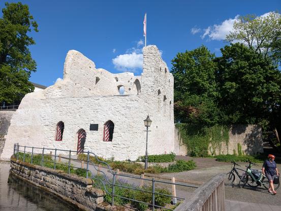 Eine alte, sehr helle Burgruine.