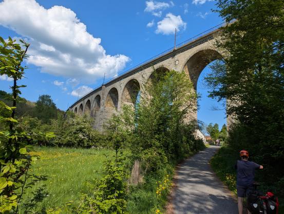 Riesiges Viadukt aus Sandstein.