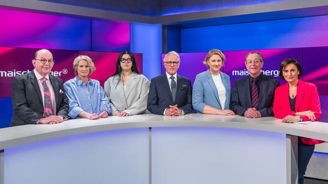 Gruppenfoto nach der Sendung:

    Denis Scheck (Literaturkritiker)
    Susanne Gaschke (Neue Zürcher Zeitung)
    Yasmine M’Barek (Zeit Online)
    Rüdiger von Fritsch (ehemaliger Botschafter)
    Gudrun Engel (Leiterin ARD-Studio Washington)
    Franz Müntefering, SPD (ehem. Bundesminister)
    Sandra Maischberger, Moderatorin