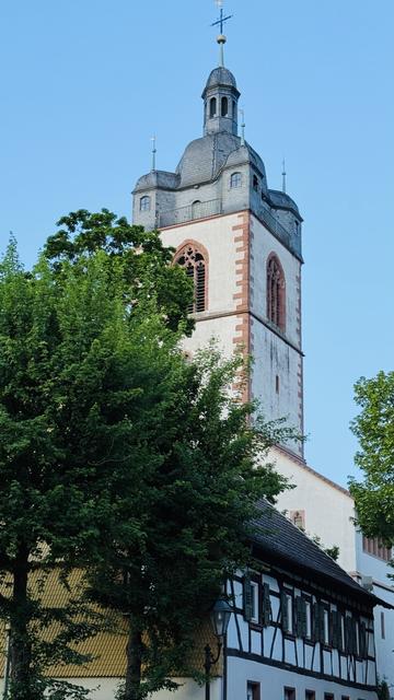 Kirchturm der evangelischen Kirche in der Stadtmitte von Groß Gerau
