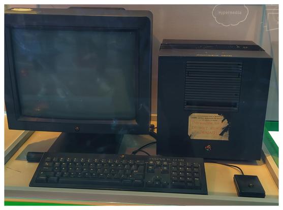 A display box with an ancient computer, a large box and the screen with a tube. It is the first web server used by Berners-Lee.
