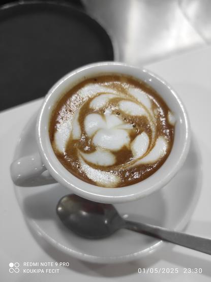 Caffè espresso macchiato al latte di succo di mammella di vacca con pareidalia di sharingan