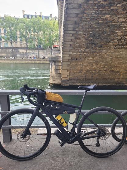 Mon vélo gravel noir devant la Seine