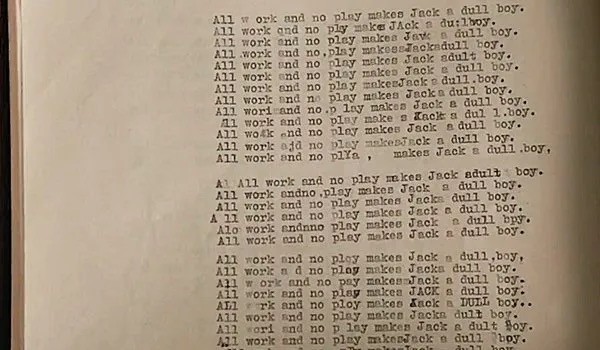 Imagen de la película “El Resplandor” con una de las hojas llenas con “All work and no play make Jack a dull boy”