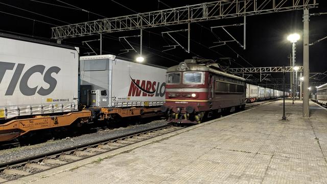 My BDŽ locomotive shunting over on the third track.