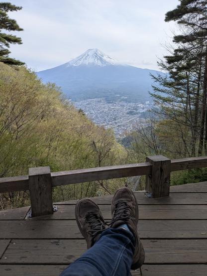 Auf einer Plattform auf dem Gipfel des Mount Goten hat es eine freie Sicht auf den Mount Fuji.
Im Vordergrund meine Beine in Jeans und mit braunen, leider sehr rutschigen Turnschuhen bekleidet.