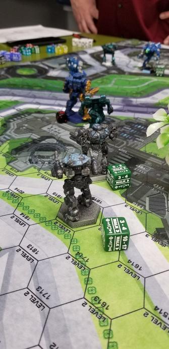 A Nova Cat and a Rifleman IIC fire on a Highlander