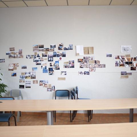 Photographie de notre salle de classe, le mur se rempli avec plus en plus de photographie