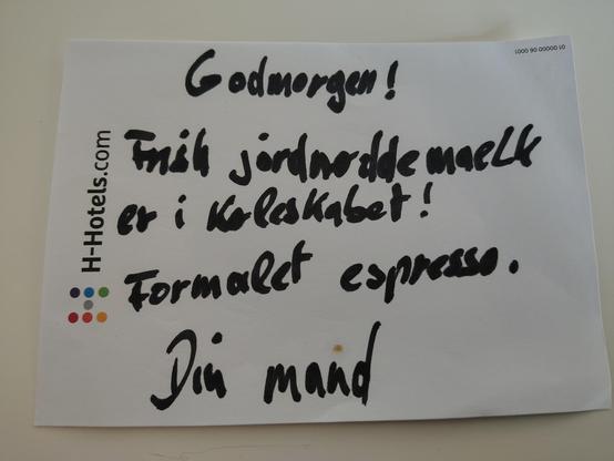 Seddel på køkkenbordet:
Godmorgen 
Frisk jordnøddemælk er i køleskabet!
Formaler espresso.
Din mand
