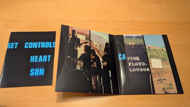 Indersiden af coveret med billeder fra filmen og en booklet ved en siden af