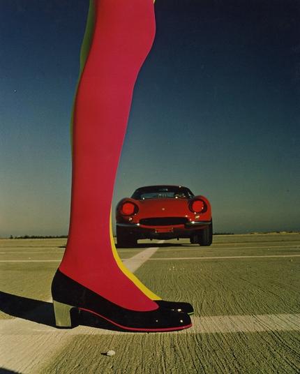sur sol damier, jambe de femme au bas rouge et escarpin noir, voiture de sport assortie