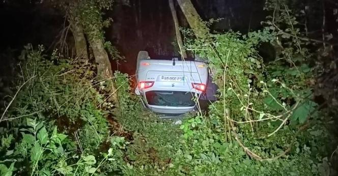 La voiture s’est immobilisée sur le toit.