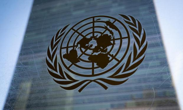 El símbolo de la ONU, desde el exterior de su sede central en Nueva York (EEUU). (John Minchillo / AP)