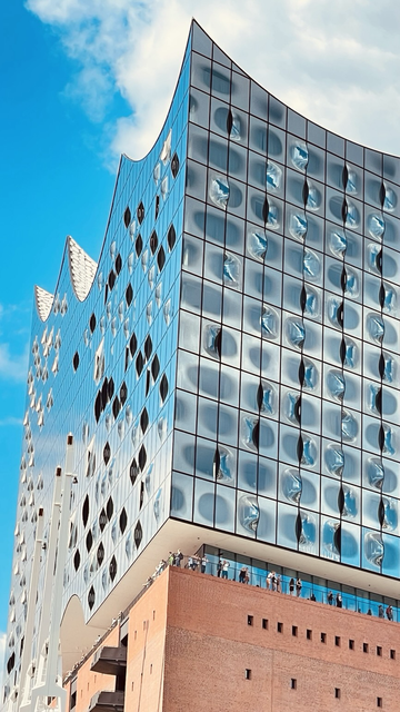 Nahaufnahme der Elbphilharmonie in Hamburg bei bestem Wetter.