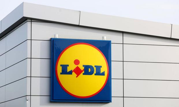 Logo de LIDL en la entrada de un supermercado (Getty Images)
