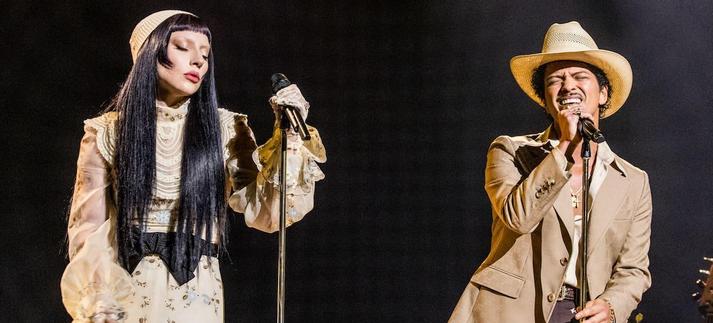 Lady Gaga y Bruno Mars durante su actuación en los GRAMMY 2025 en Los Ángeles. / John Shearer