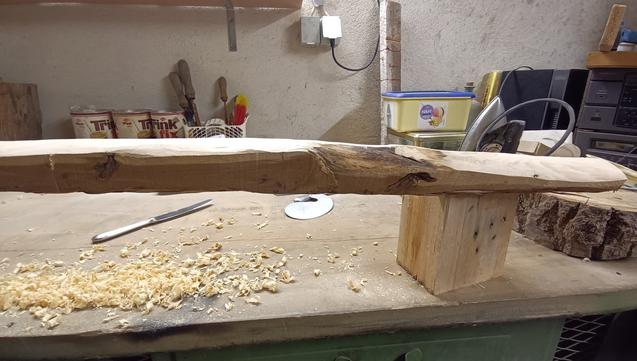 Wir blicken seitlich auf das Stück Eibenholz das ich als Rohling für einen Langbogen benutze.
Im vorderen Drittel sind zwei dicke Äsze zu sehen, die die Holzstruktur/Maserung durcheinander bringen und das Holz dort schwächen