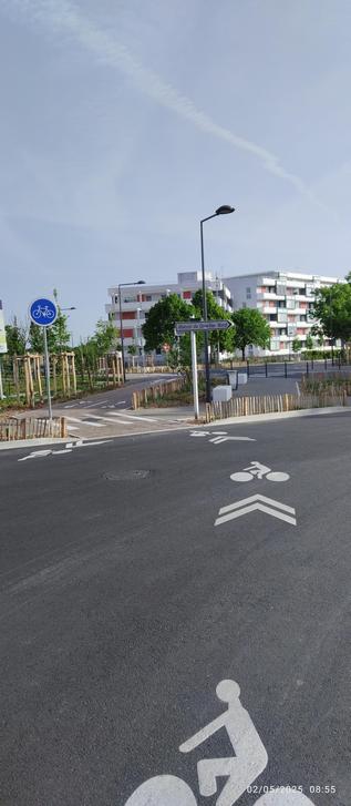 Peinture sur chaussée avec multiple croisement pour prendre et laisser le truc bidirectionnel