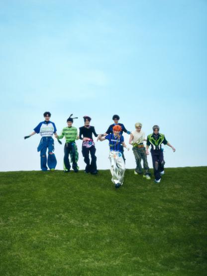 【aoen】HYBEのレーベルが手掛ける新世代J-POPボーイズグループ6月11日（水）Debut Single「青い太陽 (The Blue Sun)」Concept Photo [#Day]公開！　”やんちゃ爽やか”なショット満載♡ 遊び心溢れるポップなビジュアル