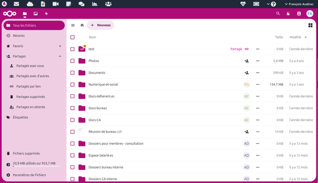 Capture de l'interface de Nextcloud avec une couleur rose dans un environnnement Zourit.